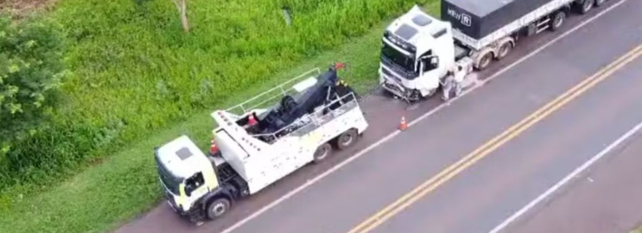 Acidente entre dois carros e caminhão mata três pessoas em rodovia