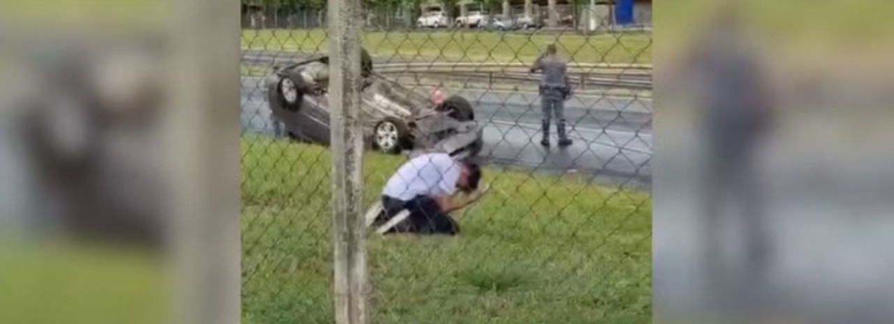 Adolescente é filmado ajoelhado em oração após carro capotar em rodovia