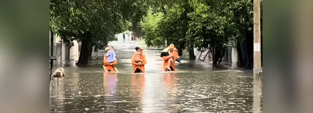 Crianças são resgatadas após lagoa transbordar durante forte chuva na região 