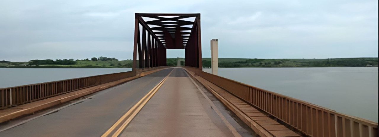 Trabalhadores caem no Rio Tietê após estrutura metálica de ponte ceder; um deles está desaparecido