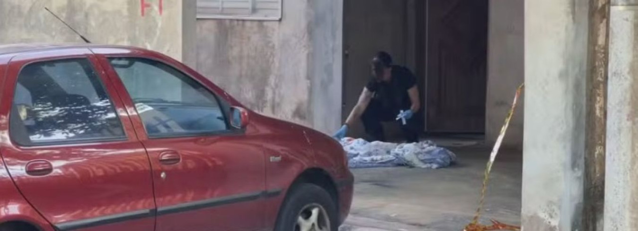Mulher morre após ser baleada dentro de casa na presença dos filhos; suspeito está preso