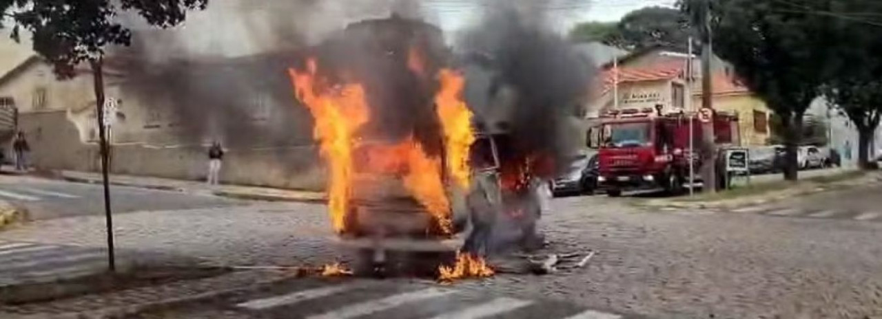 Kombi de prefeitura é destruída por incêndio em avenida