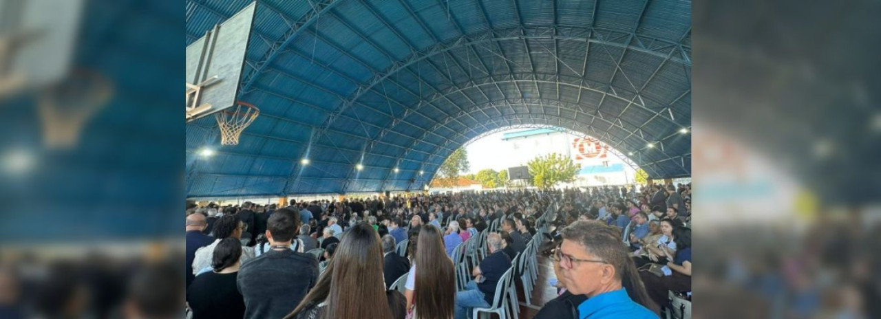 Mais de 3 mil pessoas acompanham velório de menina de 12 anos que morreu após cabelo ficar preso em ralo de piscina