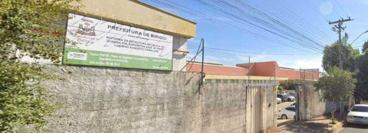 Criança de 4 anos é encontrada sozinha dentro de escola após encerramento das aulas