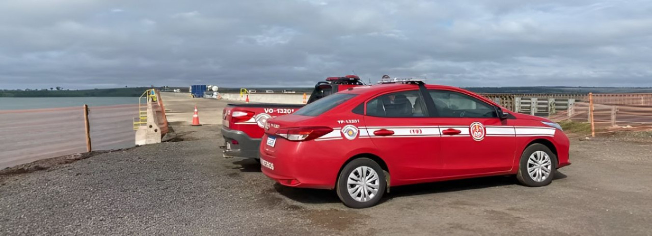 Bombeiros retomam buscas por trabalhador que caiu no Rio Tietê após estrutura metálica de ponte ceder