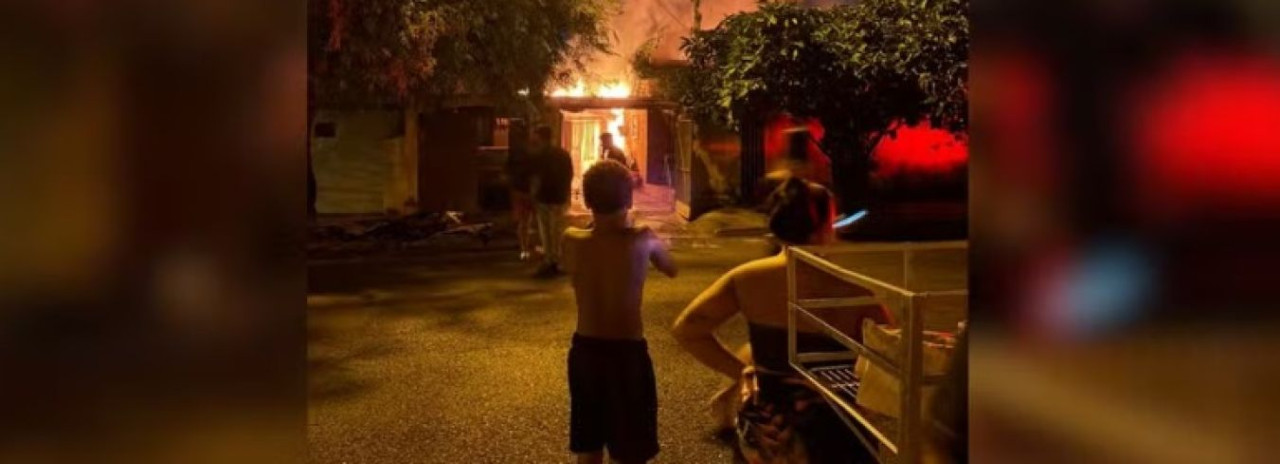 Idosa é internada após incêndio destruir casa