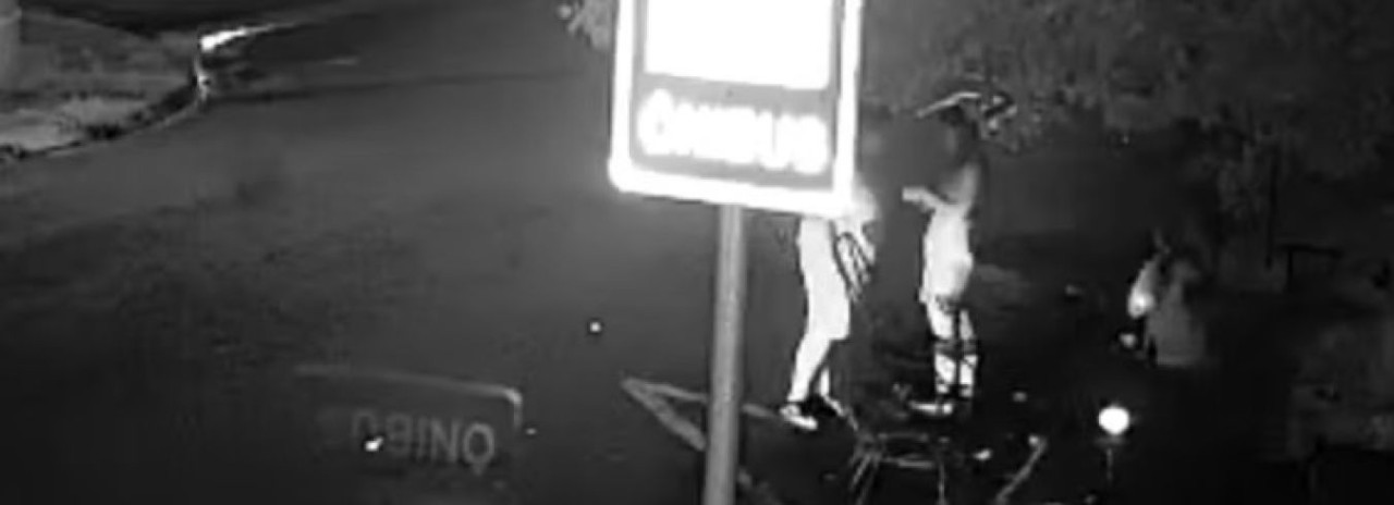 Mulher é atropelada e arrastada por carro; motorista diz que se distraiu ao mexer no rádio