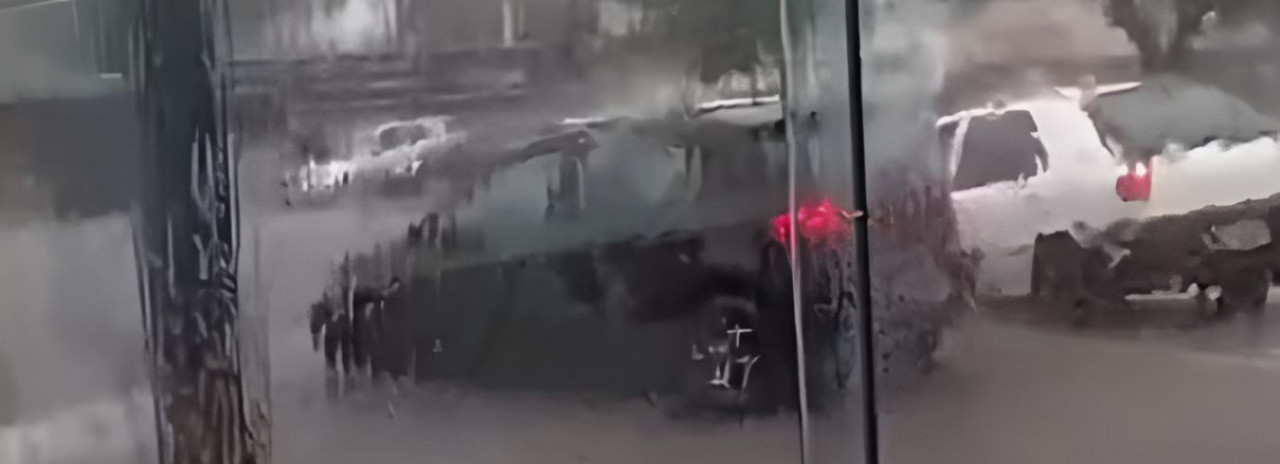 Buraco se abre em avenida durante temporal e carros afundam na região