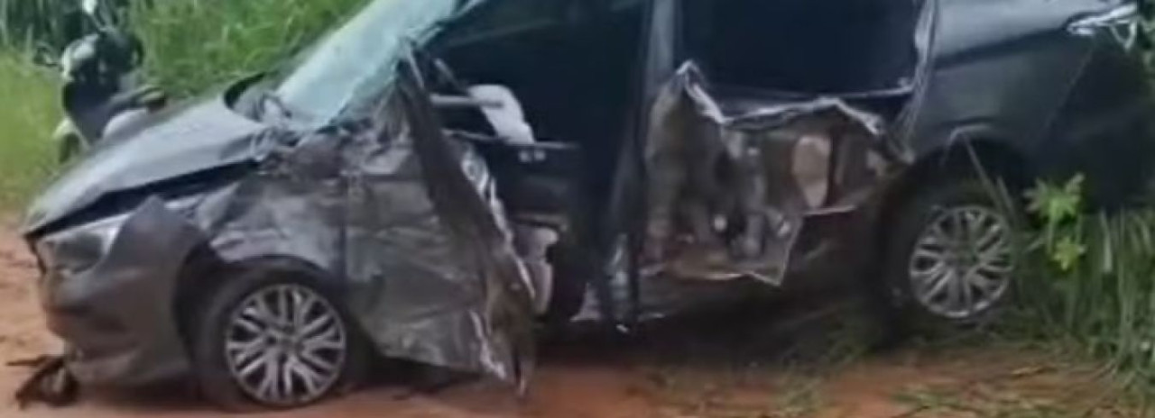 Motorista tenta cruzar rodovia, é atingido por caminhão, capota e cai em barranco