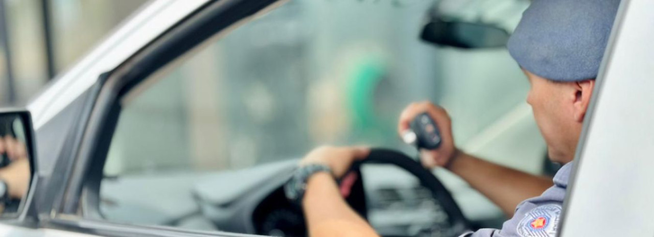 Motoboy é preso em Auriflama com arma, drogas e quase R$ 3 mil após tentar fugir da polícia