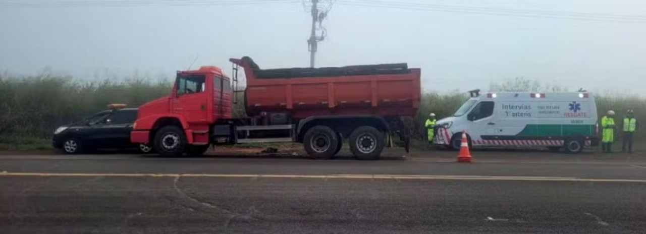 Duas pessoas morrem e uma fica gravemente ferida após colisão entre moto e carreta em rodovia