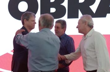 Ex-prefeito de Guzolândia nega acusação, mas subiu ao palco com Tarcísio em área reservada a prefeitos