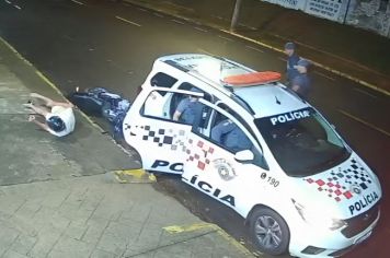 Jovem embriagado bate moto em viatura da PM estacionada