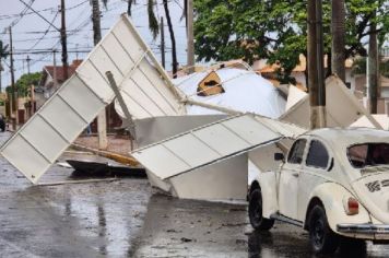Chuva forte deixa rastro de destruição em várias cidades 