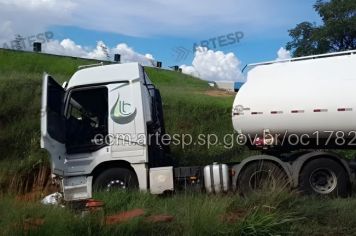Motorista morre após ser arremessado de carreta em rodovia