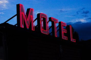 Homem é flagrado em motel por esposa e sogra após celular sincronizar com TV da sala