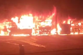 Incêndio de grandes proporções em garagem de ônibus provoca destruição em Andradina