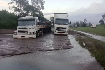 Lama invade pista e bloqueia rodovia após deslizamento de barranco