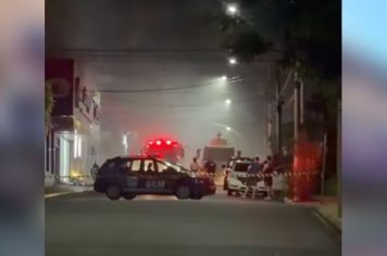 Incêndio destrói estoque de loja de roupas