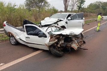 Região: Acidente entre dois veículos e um caminhão em rodovia mata uma mulher