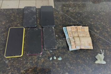 Ação da PM resulta em apreensão de drogas e celulares na Vila Cachopa