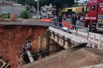 Mulher fica ferida após cair em cratera aberta em avenida de Birigui