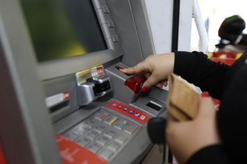 Justiça de Auriflama condena empresa e banco por descontos indevidos em conta de aposentada