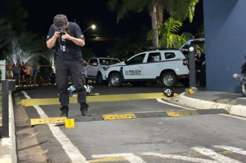 Homem é morto a tiros na saída de condomínio na região