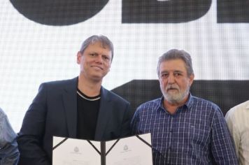 Ex-prefeito de Guzolândia é denunciado após se apresentar como atual gestor em evento com Tarcísio de Freitas