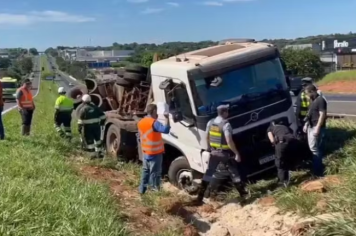 Caminhão com 60 mil litros de vinhaça tomba e carga atinge córrego em rodovia