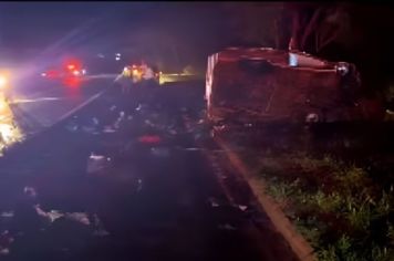 Motoristas morrem em acidente entre carro e Kombi