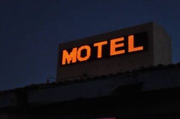  Briga entre irmãos em motel termina com mulher ferida