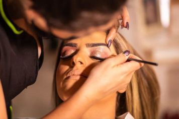 Renomada maquiadora anuncia curso gratuito de maquiagem com vagas limitadas