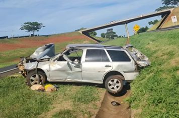 Motorista morre e passageira fica gravemente ferida após carro invadir pista contrária e capotar em rodovia
