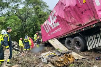 Oito integrantes de time de remo e motorista morrem após carreta tombar sobre van no Paraná