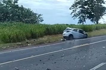 Jovem morre após colisão frontal entre carro e caminhão em rodovia de Aracanguá
