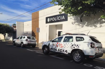 Homem é preso por injúria racial após chamar vizinho de 
