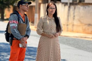 Prefeita Katia Morita acompanha obras de recapeamento na Avenida Margarida, em Auriflama