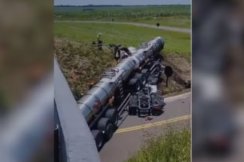 Motorista morre após bater carreta em talude e ficar preso à cabine do veículo em viaduto da Marechal Rondon