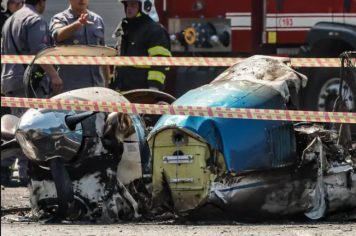 Avião colide com poste antes de atingir ônibus e explodir em avenida movimentada de SP