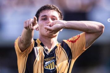 Atleta de Nova Castilho estreia como profissional e marca gol contra o Santos na Vila Belmiro