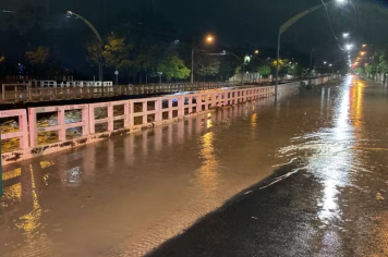 Chuva alaga pronto-socorro e enxurrada deixa carros atolados em Birigui