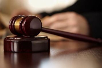 Homem é condenado por esfaquear conhecido após briga por cachorro em Guzolândia