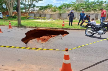 Duas pessoas ficam feridas após caírem de moto perto de cratera em Votuporanga