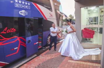 Noiva chega ao próprio casamento em ônibus e emociona convidados ao homenagear o pai motorista