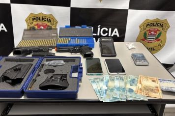 PM apreende arma, drogas e dinheiro em ocorrência no Santa Maria 