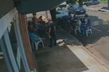 Filha mata pai de 86 anos a facadas e vai beber em bar com namorada após o crime em Guzolândia