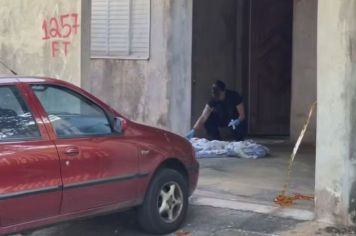 Mulher morre após ser baleada dentro de casa na presença dos filhos; suspeito está preso