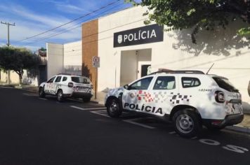 Homem joga gasolina no corpo da mãe e ameaça pai horas após deixar delegacia
