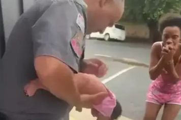 Policiais salvam bebê de 16 dias após engasgo com leite